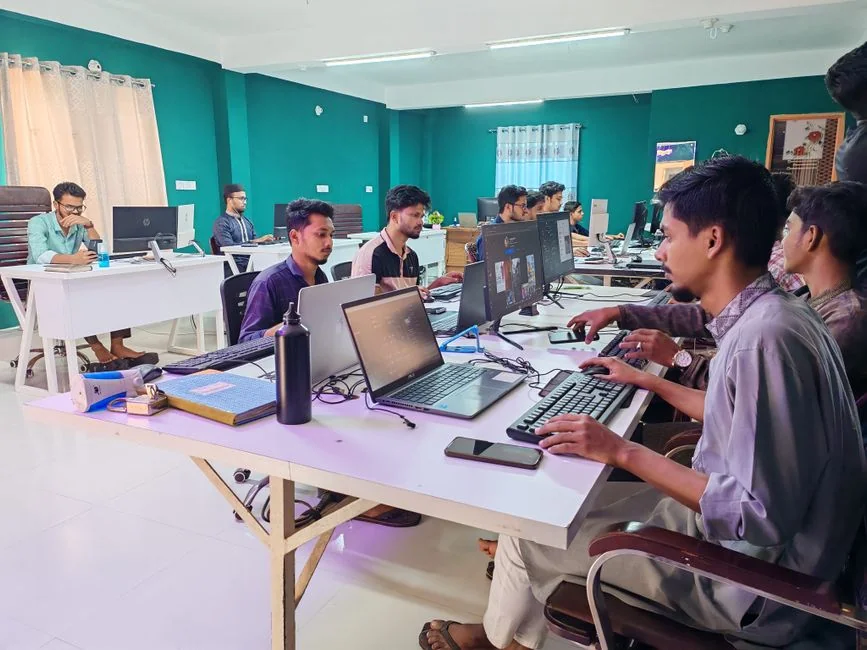 Un espace de travail moderne avec deux écrans d'ordinateur affichant des projets de conception web, mettant l'accent sur la technologie et la productivité.
